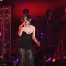 张靓颖，你这又大又白的奶子让演唱会观众哪有心思听音乐？不如现场抽两个男的上台，一左一右，各自负责玩弄一个奶子，随便吸随便舔随便揉，谁让你最舒服就给他口交乳交，…