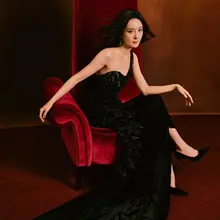 幂妈妈不要再这样盯着我了，我都听你的，认真的给你舔，舔到你舒服够了为止，用你的玉足高跟踩烂我的鸡巴吧