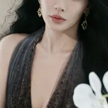 雨绮妈妈，我要吃奶，让我揉一揉舔一舔吧。这礼服真好，又凸显雨琦妈妈若隐若现的大奶子，又方便雨琦妈妈被人玩弄，乳交都不用脱衣服，直接肉棒放进去就能被雨琦妈妈的爆…