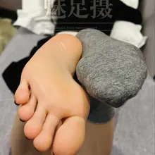 一半慵懒，一半克制，都是生活真实的模样。#裸足 #长靴 #原创 #恋足