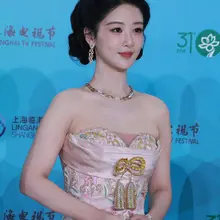 No.mx1516杨紫白玉兰奖生图，古典刺绣抹胸礼服，少女感十足 [100P+911M] #明星生图 #杨紫 自购地址：https://t.co/BmpuIy…