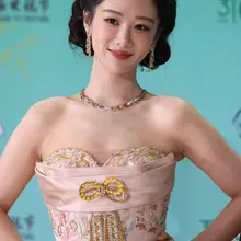 No.mx1516杨紫白玉兰奖生图，古典刺绣抹胸礼服，少女感十足 [100P+911M] #明星生图 #杨紫 自购地址：https://t.co/BmpuIy…