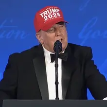 BREAKING: Trump unveils a “Trump 2028” hat at the White House Correspondents’ D…
