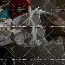 重磅，尾随极品Lolita萝莉到门口，发现鞋子全部放门口，也算得上极品点位了，各种nike，aj，还有lo鞋，这个aj猫爪还怪可爱的，这些精神小妹好像都喜欢穿…