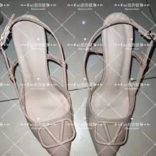 极品夜场女后台点位，各种高跟鞋丝袜畅玩而且没有摄像头，后面会陆续更新，各种骚高跟看不过来，而且还能刷到女主dy，本期是一个小年轻的裸色高跟华伦天奴，感觉不像是…