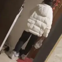 跟踪一个小姐姐收获这么大，刚脱下来就迫不及待的射出来了，还有余温。 #扫楼 #打胶 #射鞋 #足交