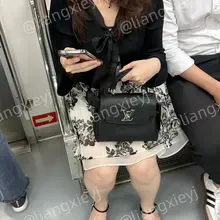 小少妇的脚是怎么保养得如此白嫩的，如少女脚一般，妥妥的加分项，另外美甲也很性感