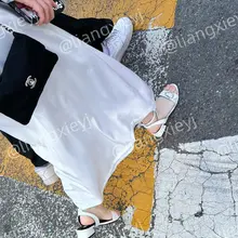 小姐姐美的有点犯规了，白玉般的脚和漂亮的五官一样洁白无瑕疵，阴柔与性感的气质并存，简直仙女在人间，这波必须露脸（放在评论区）