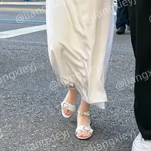 小姐姐美的有点犯规了，白玉般的脚和漂亮的五官一样洁白无瑕疵，阴柔与性感的气质并存，简直仙女在人间，这波必须露脸（放在评论区）