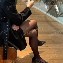 少妇挑鞋挑爽了，我看也看爽了，虽然没有裸足，但这个黑丝挑鞋属实顶级了