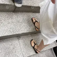 美女一身高级感穿搭，气质扑面而来，一双性感的凉鞋成为点睛之笔，全程只顾着看剧了，美脚被一顿爽拍