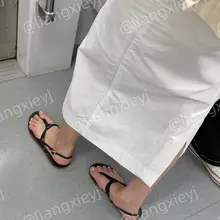 美女一身高级感穿搭，气质扑面而来，一双性感的凉鞋成为点睛之笔，全程只顾着看剧了，美脚被一顿爽拍