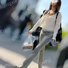 路边的凉鞋妹妹，小脚看起来软嫩软嫩的，半遮半露的，但终究是藏不住的，既然露出脚了就让我好好欣赏一下吧