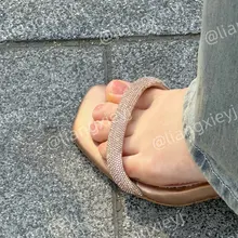 路边的凉鞋妹妹，小脚看起来软嫩软嫩的，半遮半露的，但终究是藏不住的，既然露出脚了就让我好好欣赏一下吧