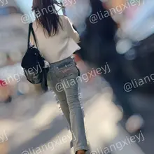 路边的凉鞋妹妹，小脚看起来软嫩软嫩的，半遮半露的，但终究是藏不住的，既然露出脚了就让我好好欣赏一下吧
