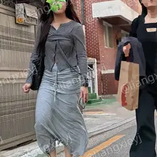 性张力十足的脚，穿上性感的细带凉鞋，搭配的恰到好处，美女这双顶级脚，回头率不会低的
