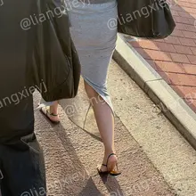 性张力十足的脚，穿上性感的细带凉鞋，搭配的恰到好处，美女这双顶级脚，回头率不会低的