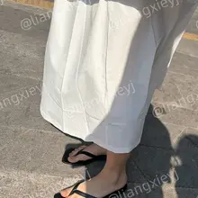 又见小高跟人字拖，穿在上班族小姐姐的美脚上，又松弛又性感，路边瞥见，上去一爽拍就完了！