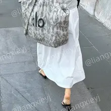 又见小高跟人字拖，穿在上班族小姐姐的美脚上，又松弛又性感，路边瞥见，上去一爽拍就完了！