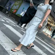 又见小高跟人字拖，穿在上班族小姐姐的美脚上，又松弛又性感，路边瞥见，上去一爽拍就完了！
