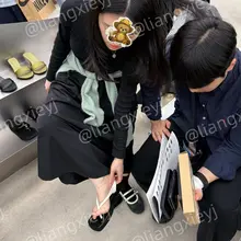 凉鞋店真的是美jio圣地啊！女生们脱掉袜子，把自己捂了一个冬天的大白脚伸进凉鞋的那一刻，感觉眼睛都被净化了