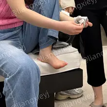 凉鞋店真的是美jio圣地啊！女生们脱掉袜子，把自己捂了一个冬天的大白脚伸进凉鞋的那一刻，感觉眼睛都被净化了