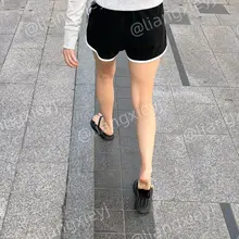妹子把脸挡的严严实实，大腿以下倒是全露着，什么叫趾高气昂，就是脚趾翘的高高的