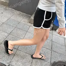 妹子把脸挡的严严实实，大腿以下倒是全露着，什么叫趾高气昂，就是脚趾翘的高高的