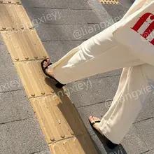 接男友下班的美女，穿着性感的凉鞋，高高翘着脚趾走来，情绪价值给足了