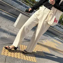 接男友下班的美女，穿着性感的凉鞋，高高翘着脚趾走来，情绪价值给足了