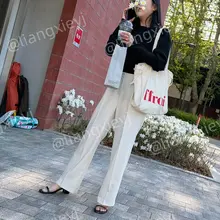 接男友下班的美女，穿着性感的凉鞋，高高翘着脚趾走来，情绪价值给足了