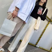 接男友下班的美女，穿着性感的凉鞋，高高翘着脚趾走来，情绪价值给足了