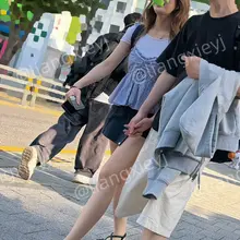 已经提前步入了盛夏的大学生妹子，穿得青春洋溢，和小男友一起去学校上课