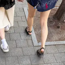 已经提前步入了盛夏的大学生妹子，穿得青春洋溢，和小男友一起去学校上课