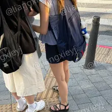 已经提前步入了盛夏的大学生妹子，穿得青春洋溢，和小男友一起去学校上课