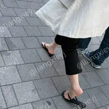 感觉小高跟人字拖将是今年的流行款凉鞋了，脚背露的也多，走起路来还能秀出脚底，真足控福利了