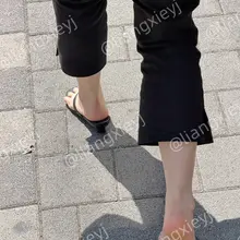 感觉小高跟人字拖将是今年的流行款凉鞋了，脚背露的也多，走起路来还能秀出脚底，真足控福利了