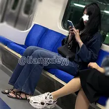 美甲已做好，凉鞋已穿上，美女的脚丫子也闷不住了，该露出来透透气了