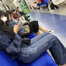 美甲已做好，凉鞋已穿上，美女的脚丫子也闷不住了，该露出来透透气了