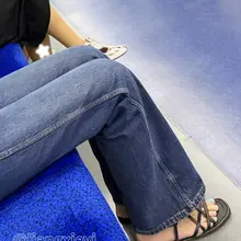 美甲已做好，凉鞋已穿上，美女的脚丫子也闷不住了，该露出来透透气了