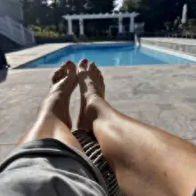 Soaking up some sun wondering who is going to spoil me first https://t.co/No0N9…