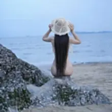 忍不住坐石头上磨一下屄