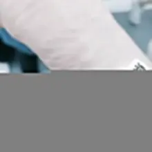 羞耻。。从来不止于暴露。。 这种在公众场合，心怕被看穿被发现的感觉，更能紧紧的扎进新月內心深处。。。昨天调教过后，就伴随着绳痕走在路上🥺