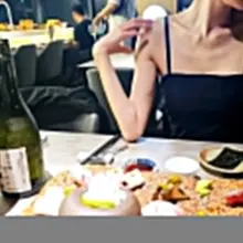 오늘 사케 안주는 메이의 collarbone ^_____^ #부커만남 #슬랜더 #쇄골 #급벙 #애주가메이 #만취