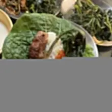 동해 바다 보고 고기 굽는 순간, 내 안에서 긴급 비상회의가 열렸다. 🫃 위: “파도 봤으니까 이제 단백질.” 🧠 머리: “조금 전에 김치도…