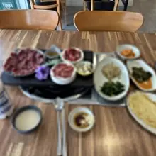 오늘은 그냥 대전에서 고기 생각이 나서 들렀다. 잠시 후 나온 뭉태기 부위별 3종. 붉은 결이 단정하게 살아 있고 접시 위에서부터 고기 향이…