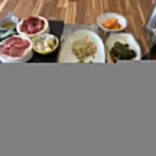 오늘은 그냥 대전에서 고기 생각이 나서 들렀다. 잠시 후 나온 뭉태기 부위별 3종. 붉은 결이 단정하게 살아 있고 접시 위에서부터 고기 향이…