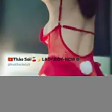 Hay là mình dừng ở cái nắm tay cho đỡ khổ Chân em mà vắt lên cổ thì lại khổ cả…