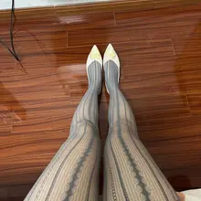 高跟鞋下的美腿，细腿裤配上金色镂空鞋带，展现出女性的精致和时尚感 #高跟鞋 #美腿 #细腿裤 #镂空鞋带 #少妇 #美足 #足控福利