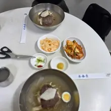#을밀대에서 평냉한그릇 후 교보문고 📚 오랫만에 한국에서의 여유로운 오후를 보내고나니 한국에 들어온게 문득 더 실감이 나네요. 맛집다니며, 커…